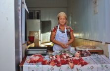 Uzbekistan - kobieta na bazarze.