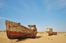 Uzbekistan (Moynaq) - spacer po dnie Morza Aralskiego. Zdjęcie to zamieszczam jako przetrogę przed tragedią ekologiczną. Tu kiedyś było morze!!!