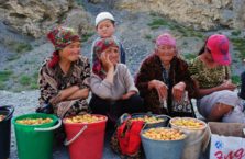 Kirgistan - kobiety sprzedające owoce na Trasie Pamirskiej.