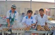 Uzbekistan - sprzedawcy szaszłyków w stolicy Taszkient.
