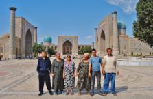 Uzbekistan - ludzie na tle Registanu; Samarkanda.