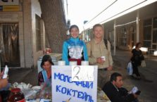 Uzbekistan - z dziewczyną sprzedającą koktajle w Taszkient.