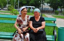 Kazachstan - kobiety w parku.