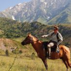 Kazachstan - na koniu w górach.