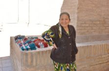 Uzbekistan - starsza kobieta w mieście Khiva.