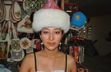 Kazachstan - kobieta w tradycyjnej czapce.