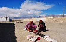 Tadżykistan - kobiety wyrabiające dywan na pustyni.
