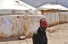 Tadżykistan - mężczyzna w pustynnej wsi.