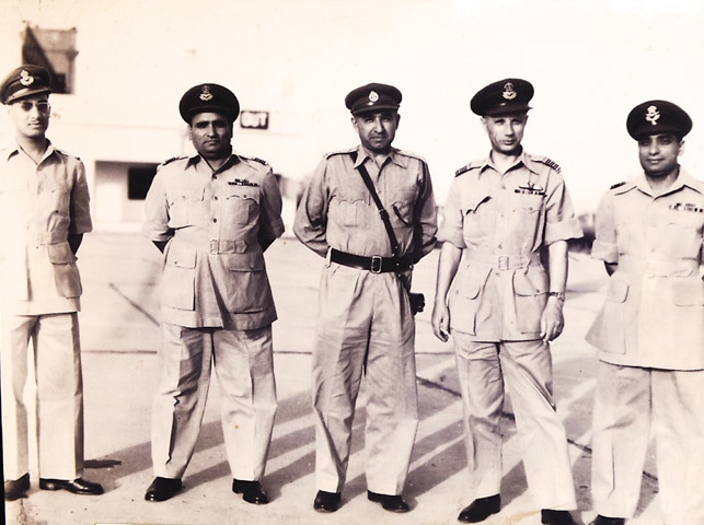 Władysław Turowicz with Pakistani officers around 1954.