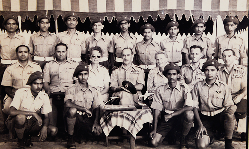 General Władysław Turowicz (second from the right in the middle row) and his wife Zofia Turowicz (third from the left) with Pakistani cadets.